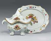 Circa 1765 A FAMILLE ROSE ARMORIAL TUREEN， COVER AND STAND